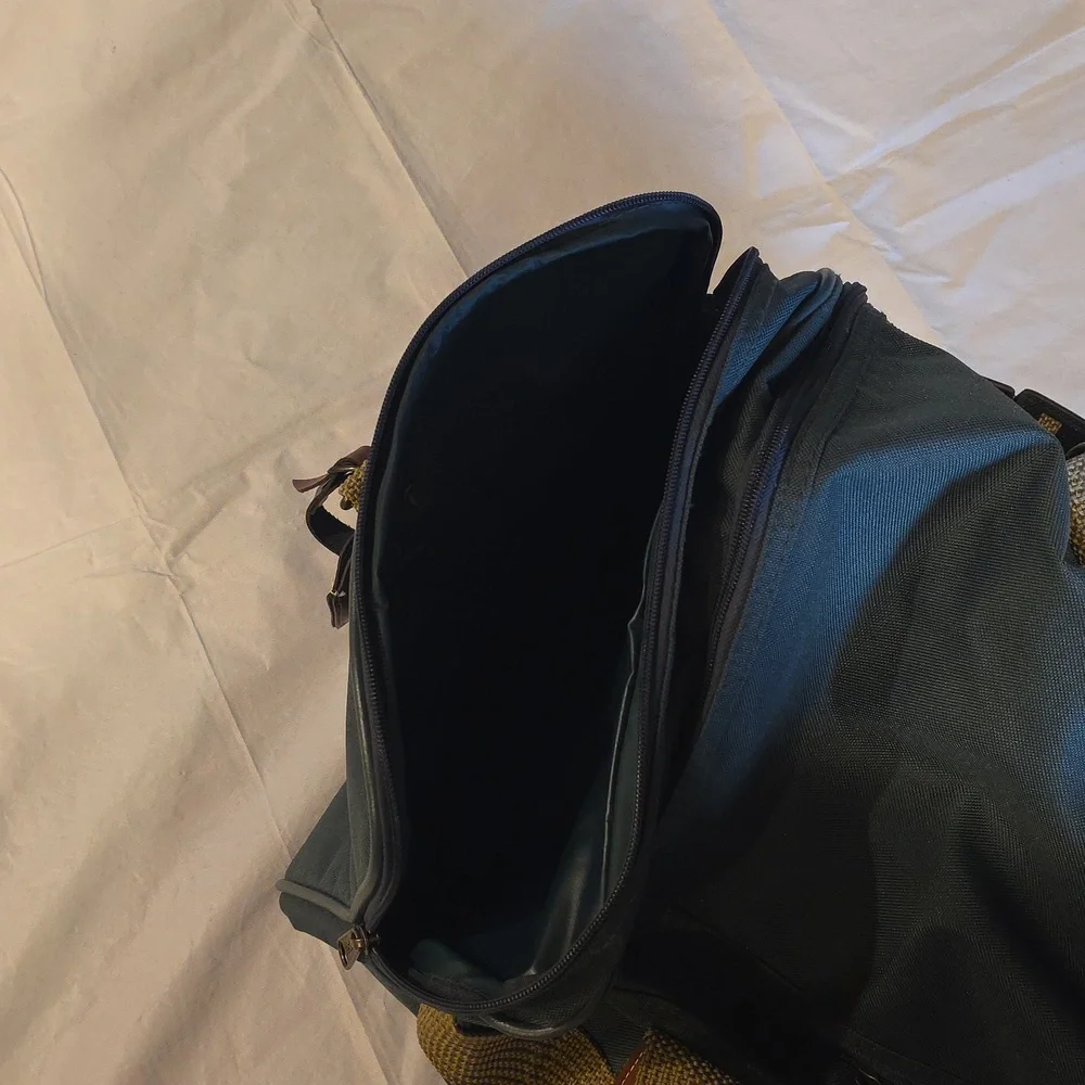 Lira By Ascot Large Travel Duffel Bag Green Tan‎ 23x10x12